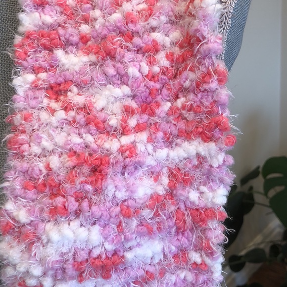 NWOT- Women’s knit scarf. - Picture 2 of 3